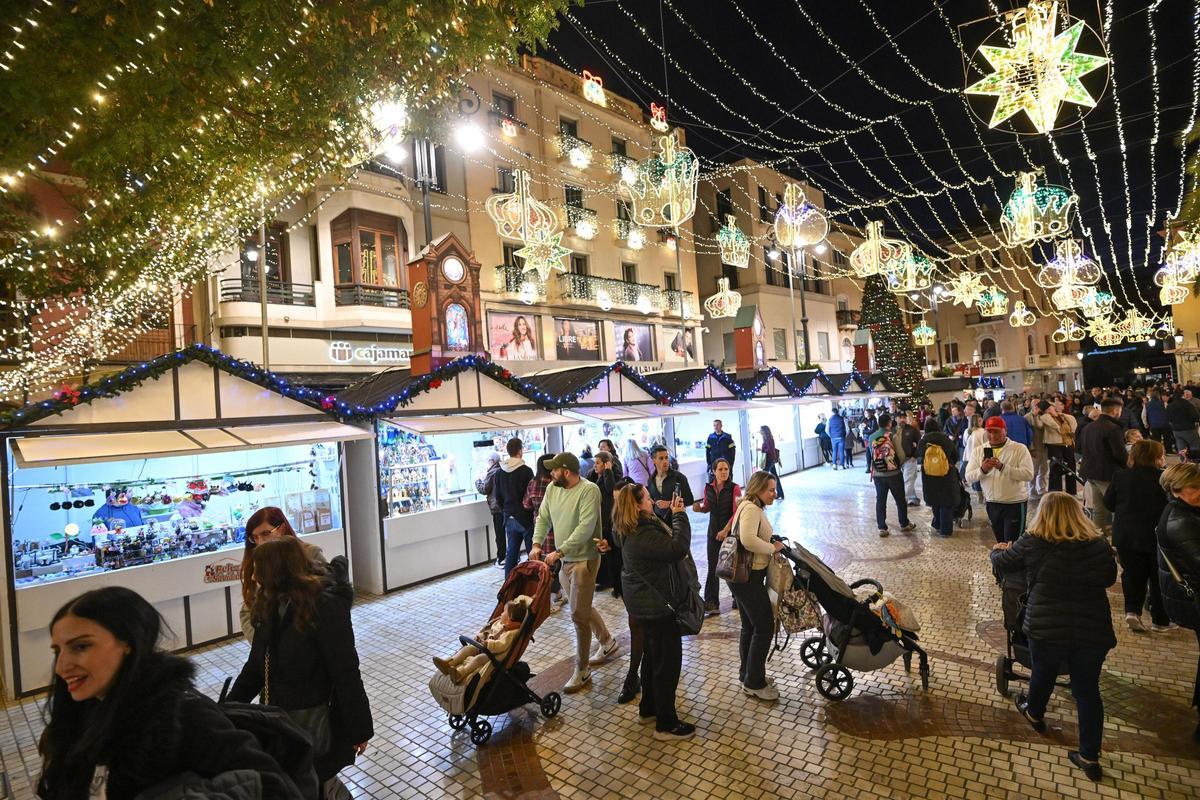 La Plaza de la Navidad vuelve a instalarse en la Plaça de Baix y la Glorieta.
