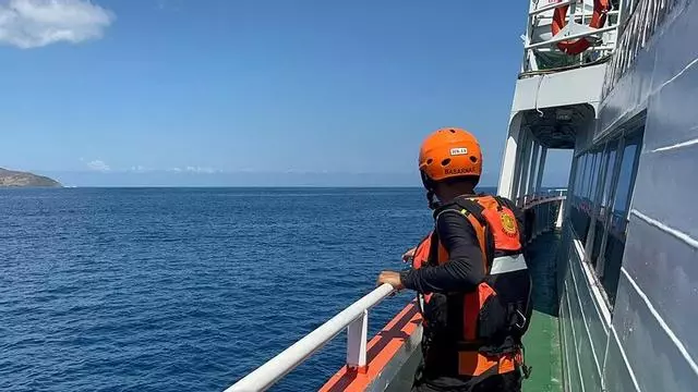 Indonesia busca a cinco desaparecidos tras el incendio de un barco turístico en Bali
