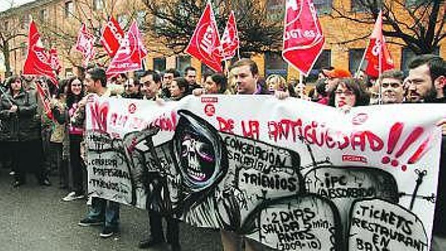 Los empleados, en la concentración convocada ayer.