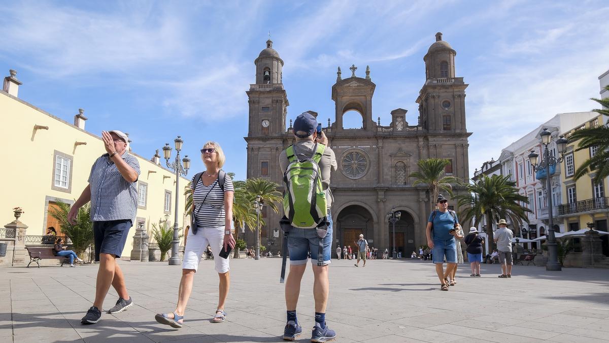 Dos gorrillas se enfrentan por una propina de unos turistas en Santa Cruz de Tenerife