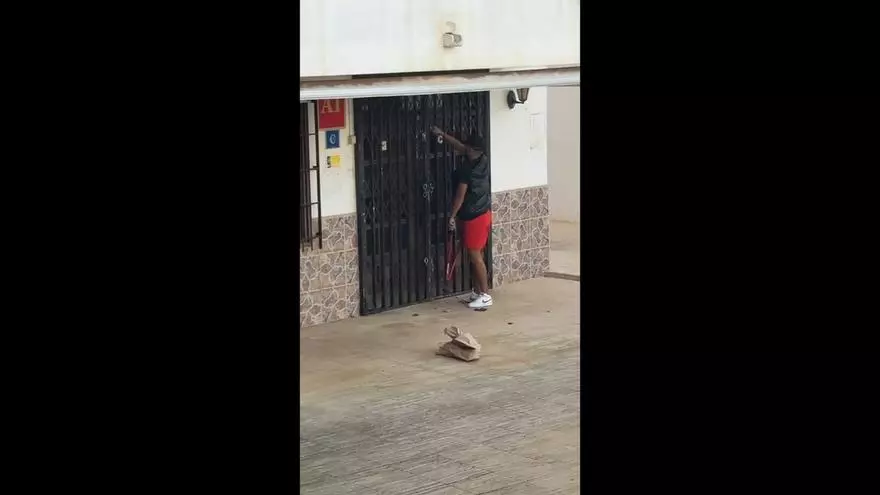 Vecinos de es Viver frenan un intento de okupación en los Apartamentos Mistral