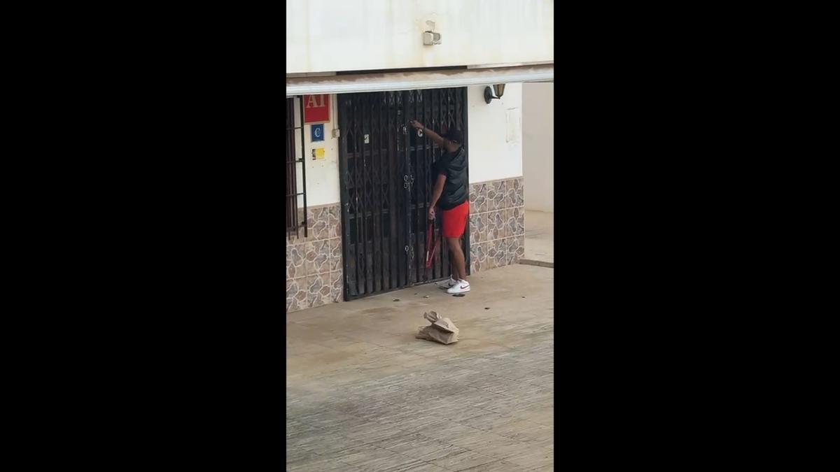 Vecinos de es Viver frenan un intento de okupación en los Apartamentos Mistral.