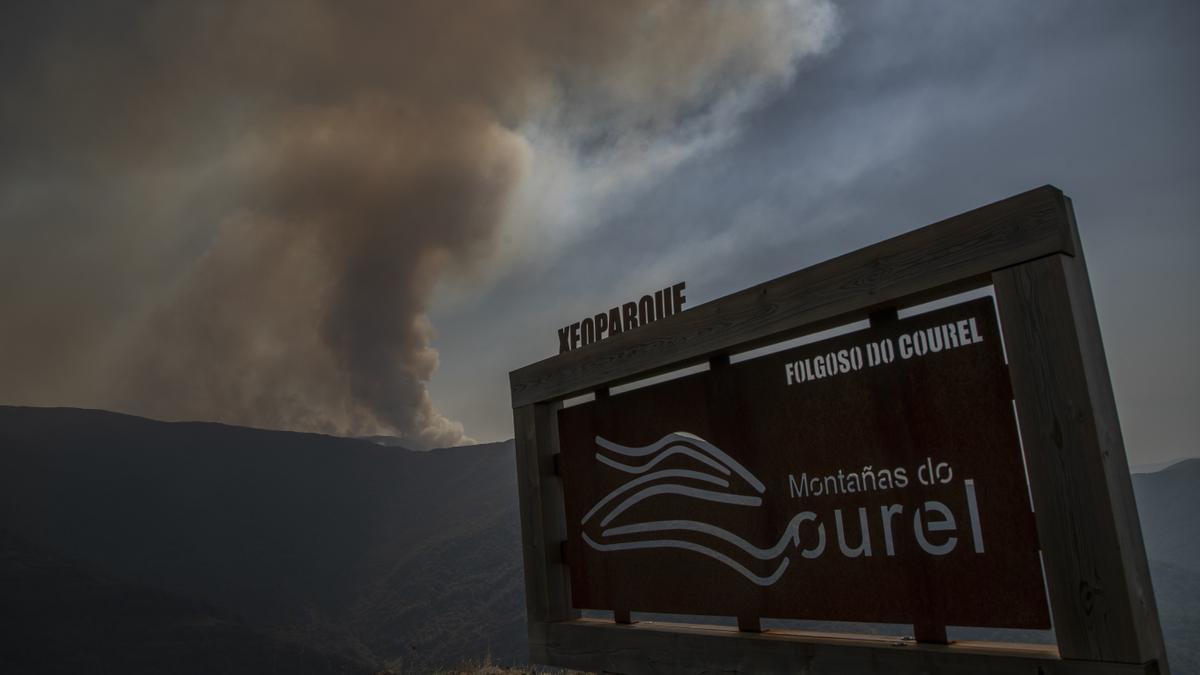 Una densa columna de humo por los incendios en O Courel.