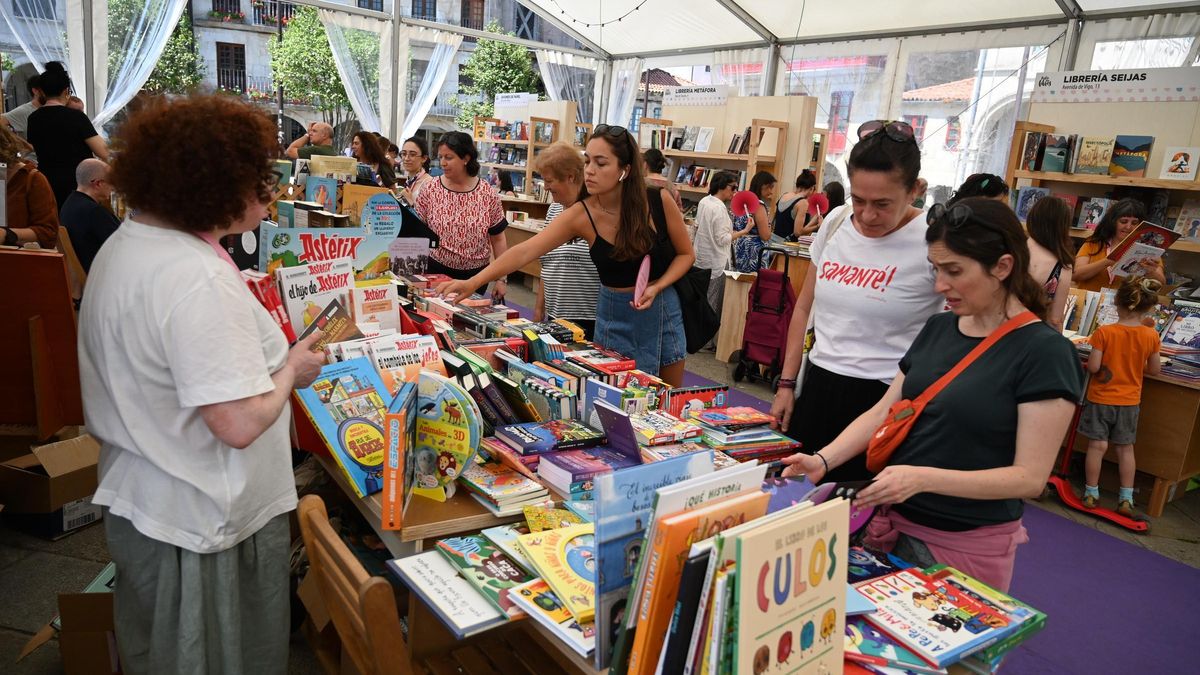 Lecturas, ayer en uno de los puestos de la Festa dos Libros.