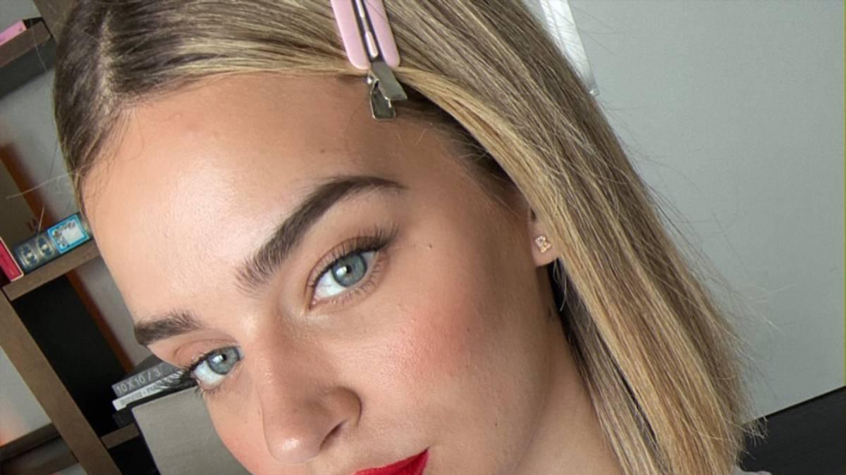 El 'selfie' de Laura Escanes con maquillaje de labios rojos