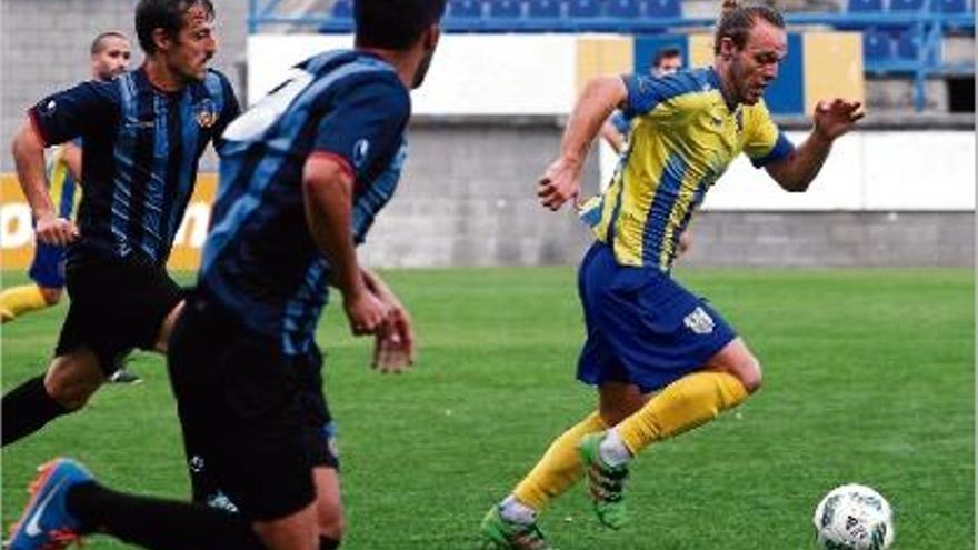 Marc Serramitja fuig de diversos rivals durant el partit contra el Sant Andreu d&#039;aquesta temporada.