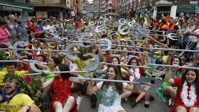 Ambiente festivo en el desfile de Les Piragües del año pasado.