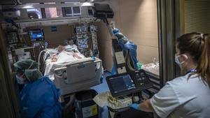 Les hospitalitzacions es redueixen a un 45% amb l’òmicron en comparació amb la delta