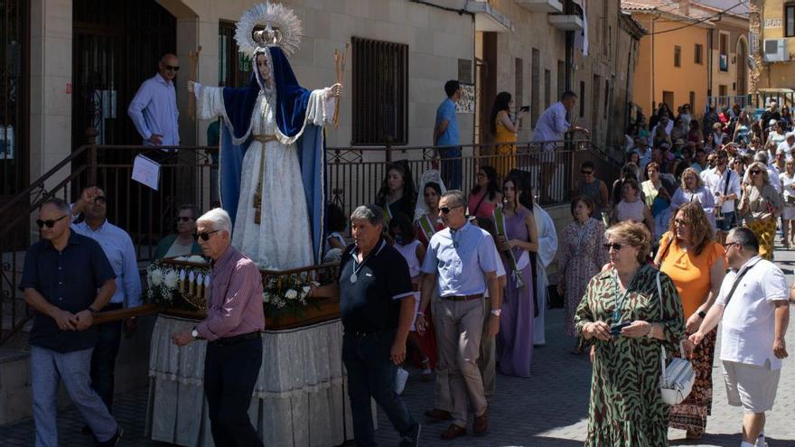 La Virgen de las Nieves, entre flores y abanicos, vuelve a la calle