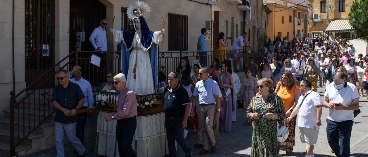 1- Los vecinos acompañando a la Virgen por las calles del pueblo. 2- Los bovedanos ofreciéndole flores a la Virgen. 3- La reina y las damas de las fiestas durante la celebración de la misa. 4- Más vecinos ofreciéndole flores a las Virgen. 5- Celebración de la misa. 6- La Virgen por las calles de La Bóveda.  | Ana Burrieza