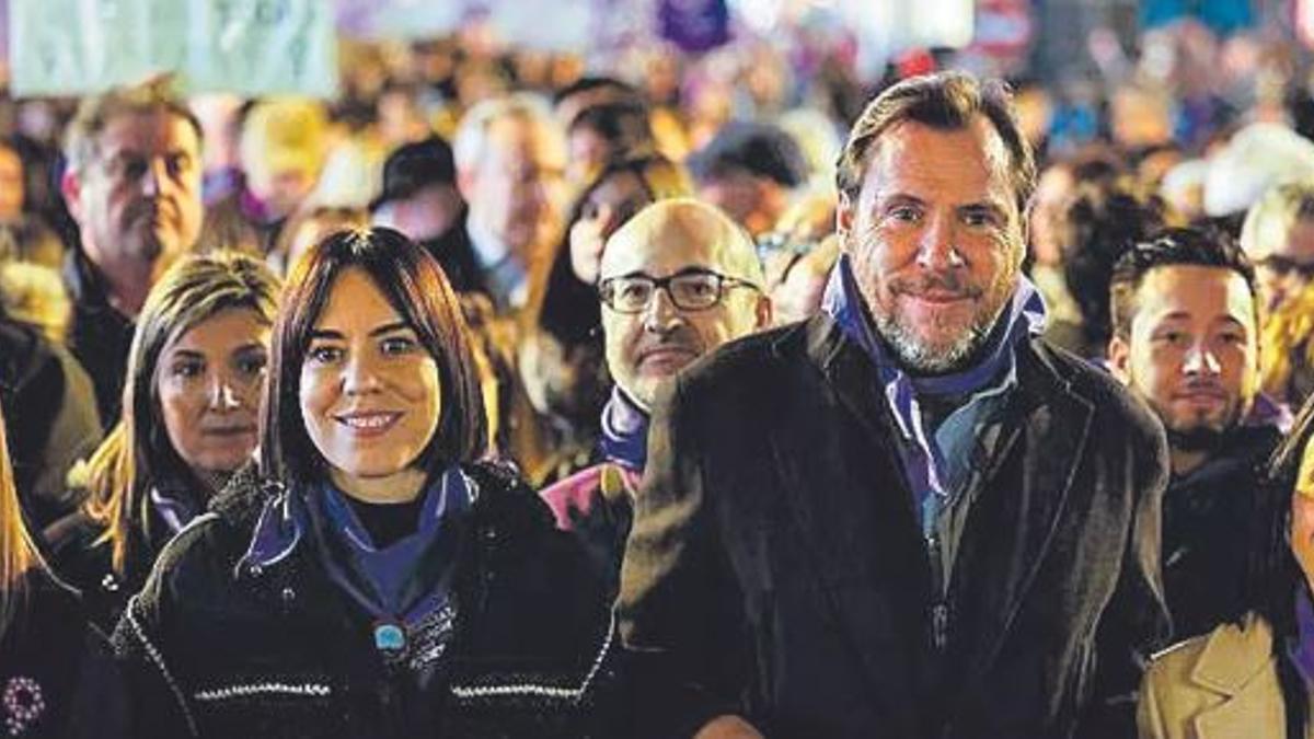 Morant y Óscar Puente (en el centro), en el 8M en València