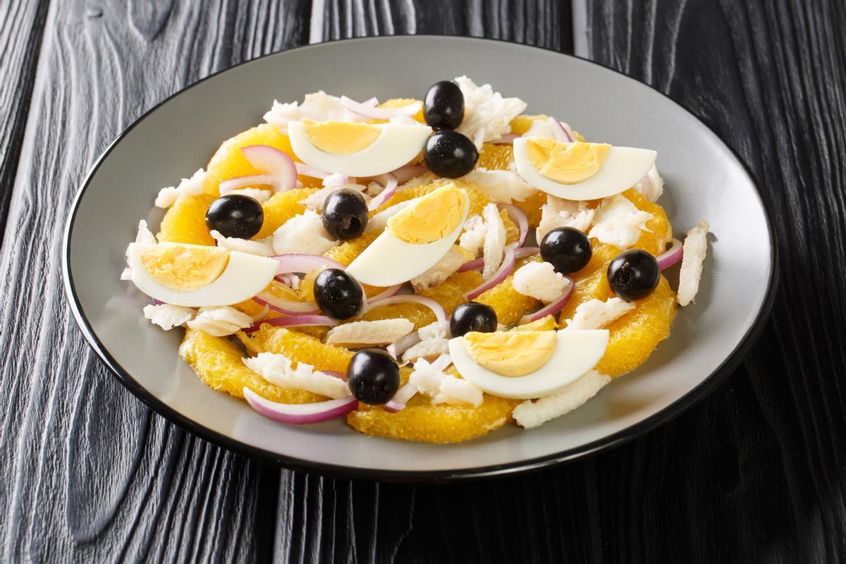 Remojon es una ensalada tradicional española hecha con una combinación de naranjas, bacalao salado y huevos