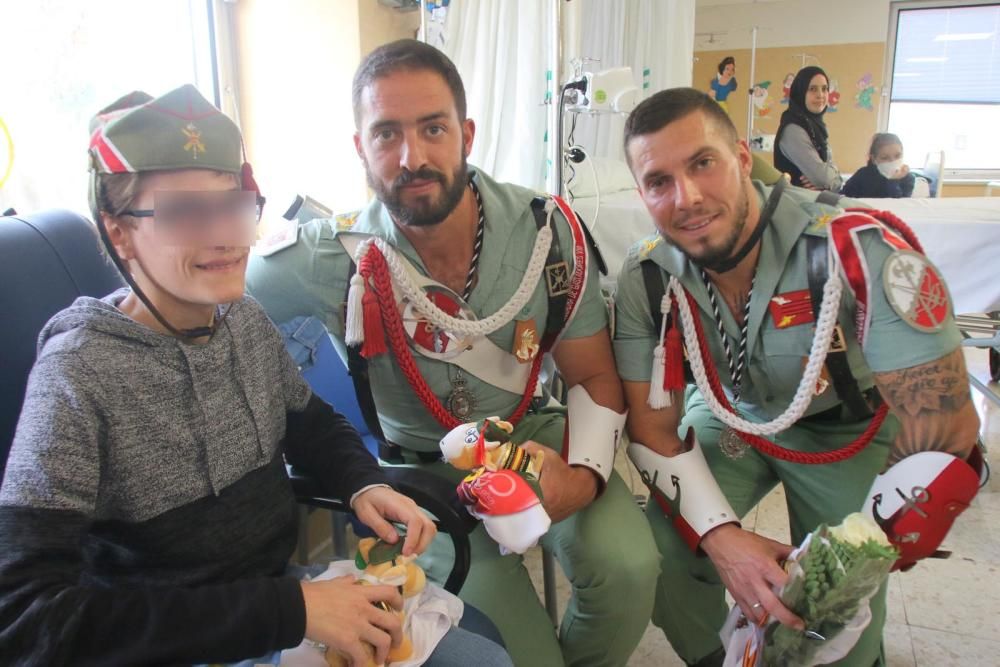 Visita de la Legión a los niños ingresados en el Hospital Materno.