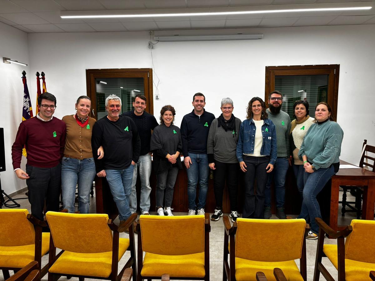 Foto de familia tras el pleno del nombramiento de Maria Antònia Rigo, entre Toni Miralles y Paula Amengual.
