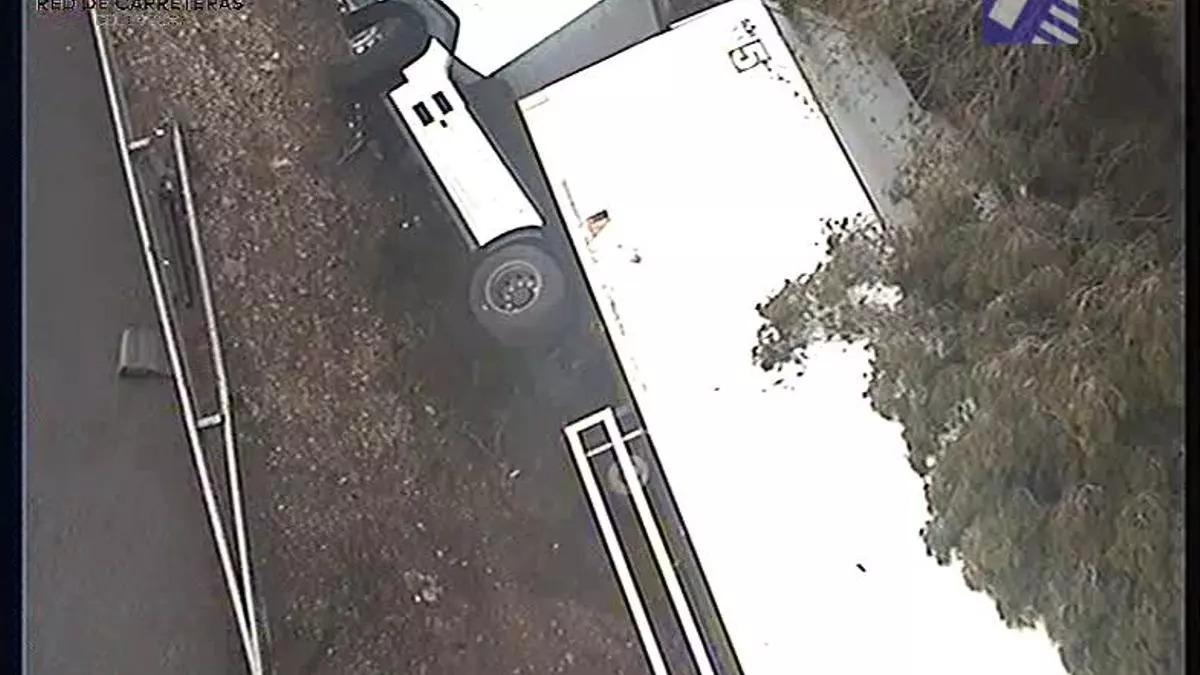 El vuelco de un camión obliga a cortar la AP-7 en sentido València a la altura de Cambrils