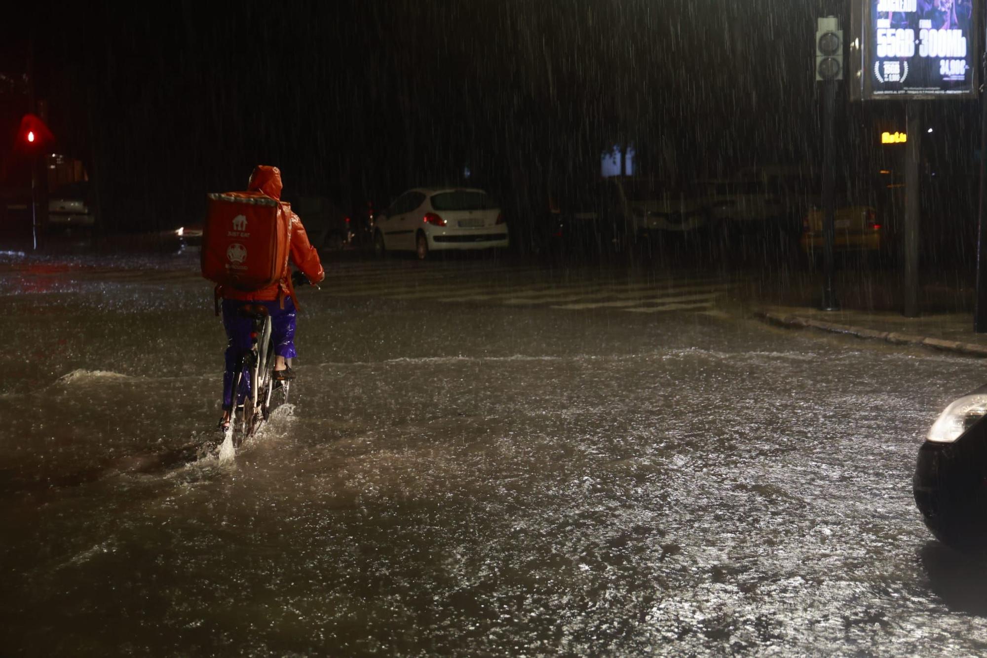 Las lluvias torrenciales descargan con fuerza sobre Valencia