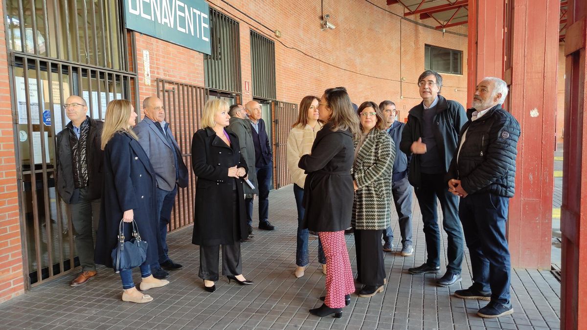 Visita institucional a la estación de autobuses de Benavente. / E. P.