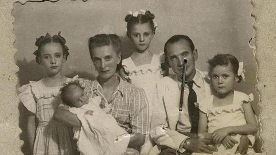 Retrato fotogra?fico del expediente de familia  numerosa de la familia de Andre?s Gutie?rrez, 1949, Sevilla.