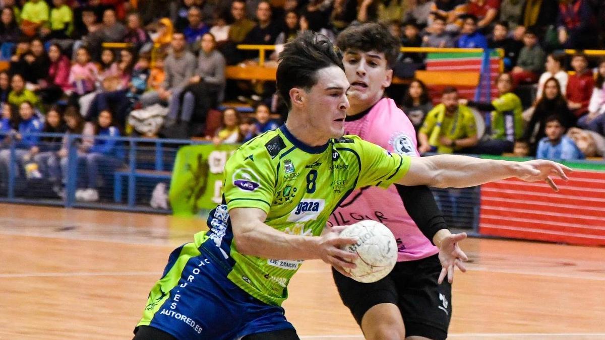 Marco Torres busca finalizar un contragolpe esta temporada con el BM Caja Rural Zamora.