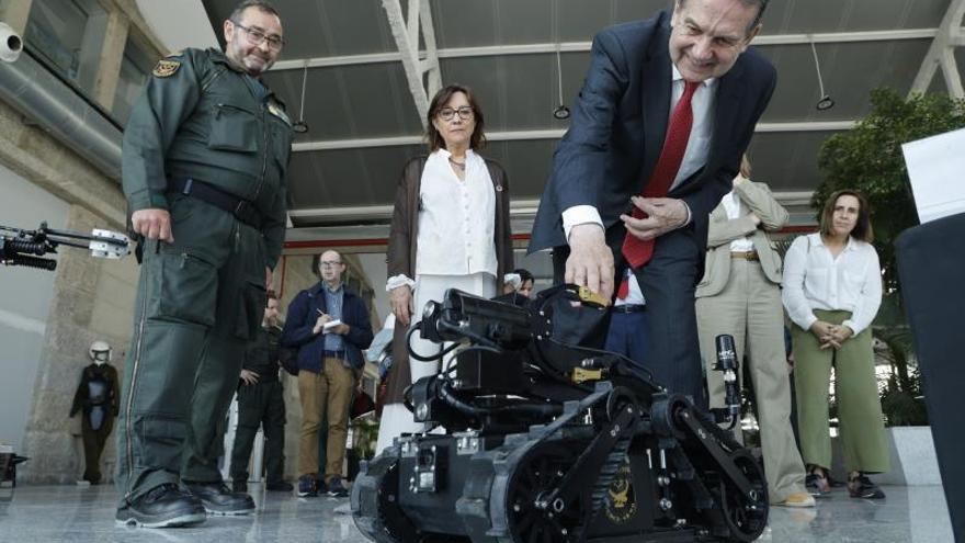 El alcalde junto a uno de los robots del Tedax, flanqueado por la subdelegada Larriba y el coronel Arbizu.