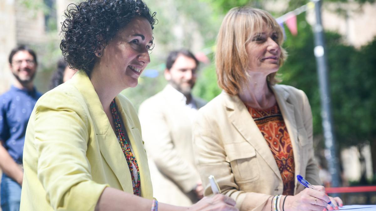 Lluïsa Moret y Marta Rovira firman el pacto de investidura PSC-ERc ante la Biblioteca de Catalunya