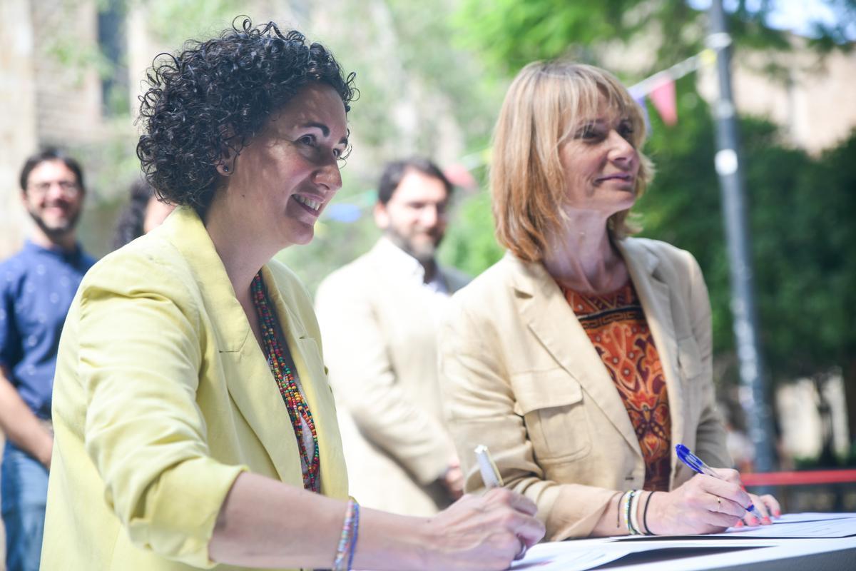 Lluïsa Moret y Marta Rovira firman el pacto de investidura PSC-ERc ante la Biblioteca de Catalunya