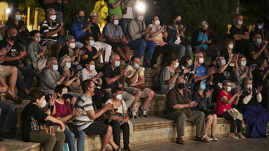 Público asistente a la dansà de ayer. | DANIEL TORTAJADA