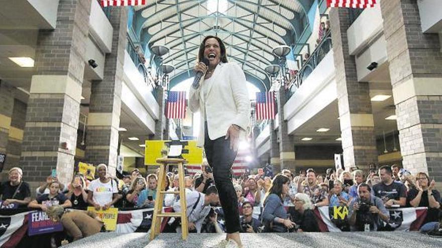 Kamala Harris tiene una amplia colección de sus inseparables zapatillas, como las blancas de la foto.