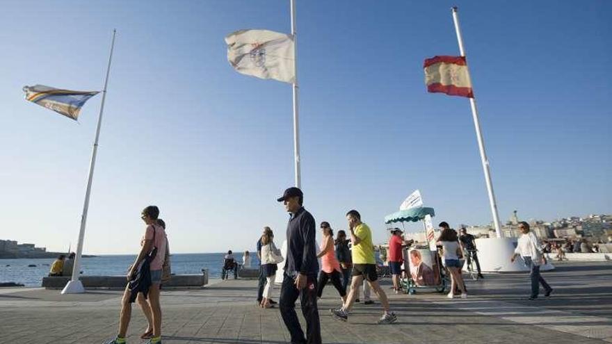 Visita de Feijóo a los heridos en una ciudad cuyas banderas ondean a media asta