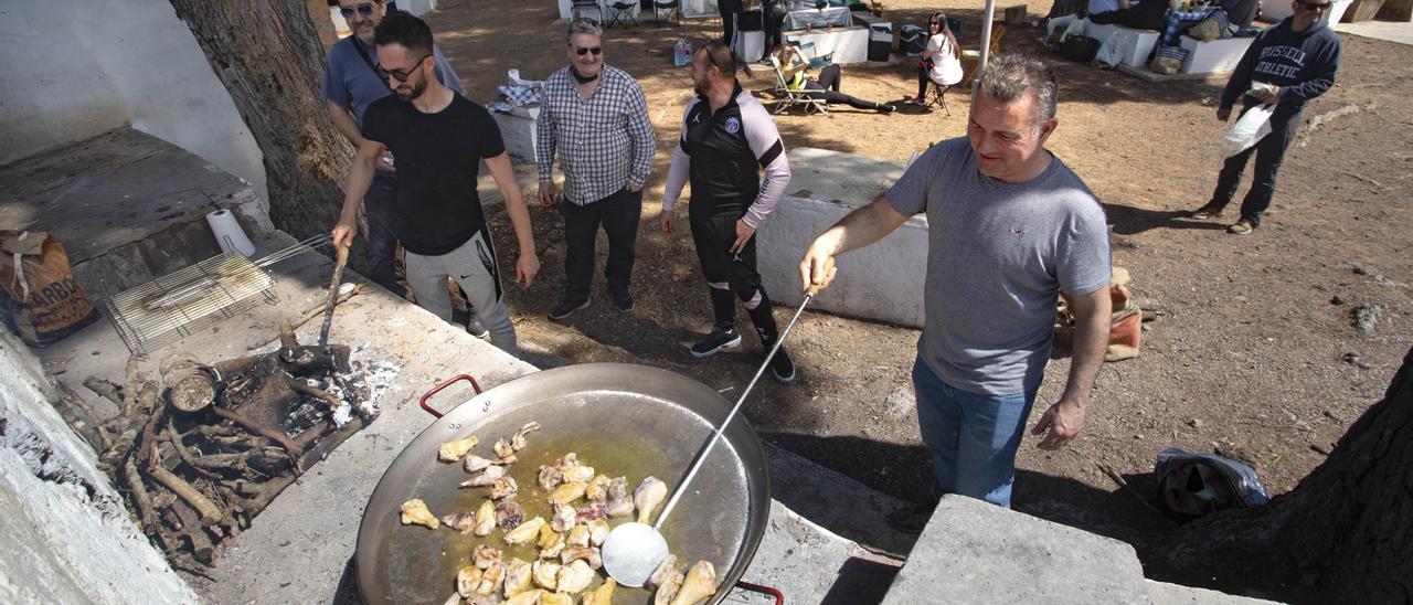 Cocineros, en plena tarea, en Quart.