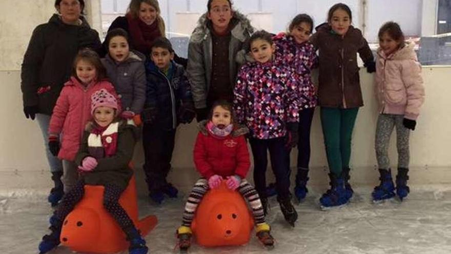 Los niños de Rodeiro disfrutan en la pista de hielo de Lalín