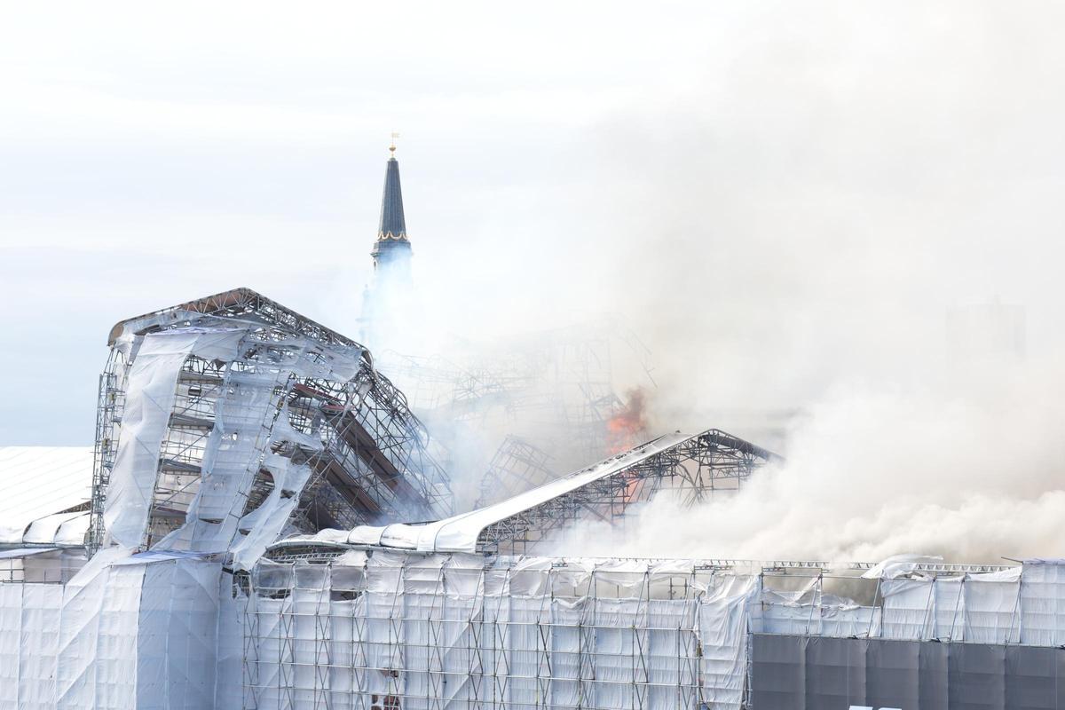 El fuego devora el edificio de la Bolsa de Copenhague