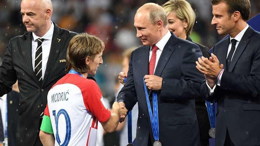 Putin entrega a Modric su medalla de finalista. // Eefe