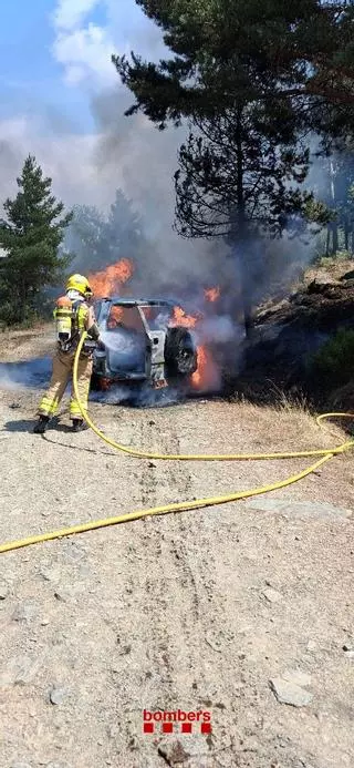 Un cotxe acaba devorat per les flames al camí del Pla de les Forques de Fontanals de Cerdanya