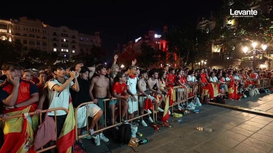 El público vitorea cada oportunidad de España en la plaza del Ayuntamiento de València