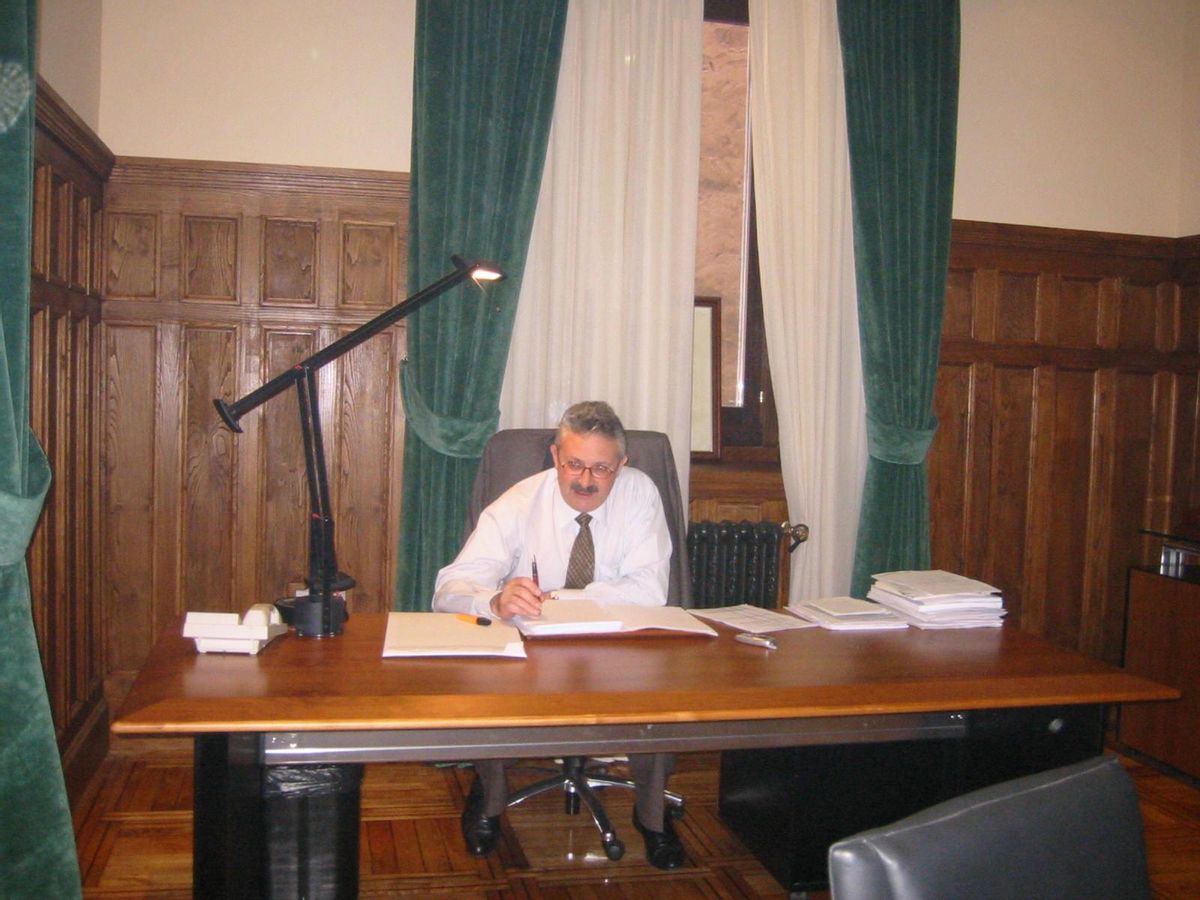 Antonio Trevín, en su despacho, durante una de sus etapas como alcalde de Llanes.