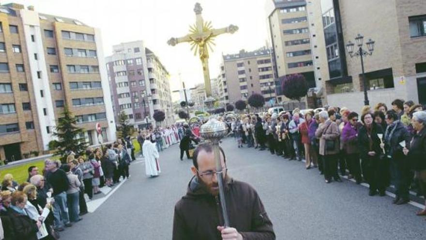 El gentío sigue el rezo del vía crucis del arciprestazgo por las calles de Montecerrao.