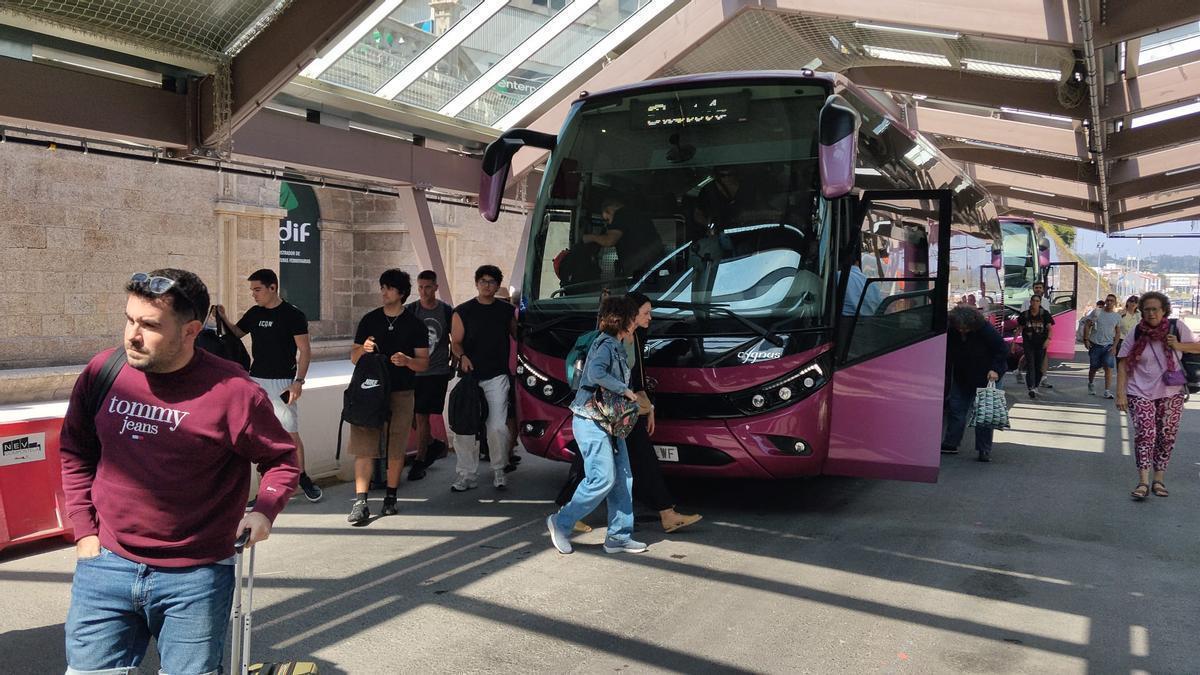 Viajeros del AVE entre Madrid y Vigo afectados por el corte Ourense-Santiago de Adif y Renfe: «No nos han sabido decir nada»