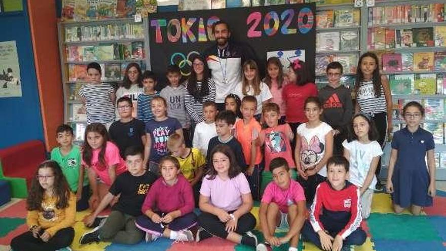 Rodrigo Conde, entre los alumnos en el colegio de Seara. // S.Á.