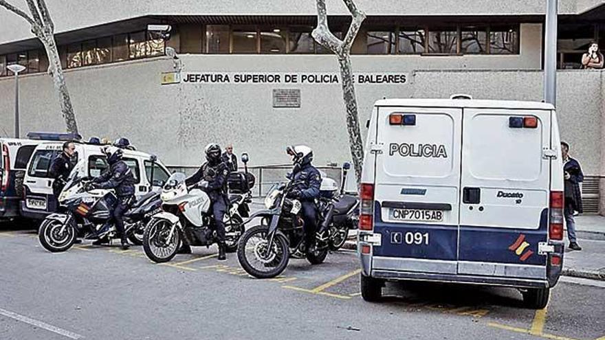 Agentes de la Policía Nacional acudieron al domicilio y arrestaron a la presunta agresora.