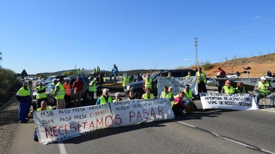 &#039;Los olvidados de La Breña&#039; cortan la A-431 para exigir a la CHG la apertura de la presa al tráfico