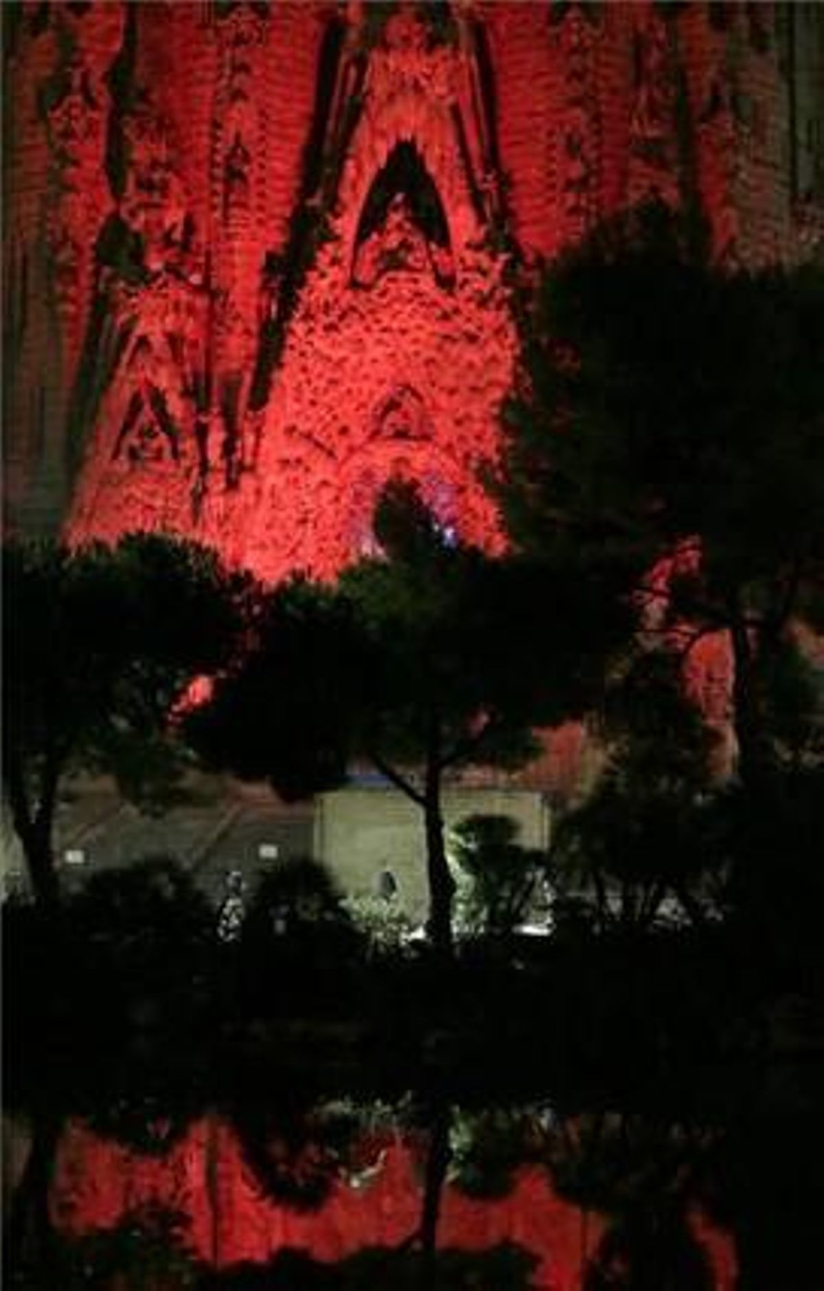 La Sagrada Família, il·luminada de vermell en motiu del Dia Mundial de la Sida.