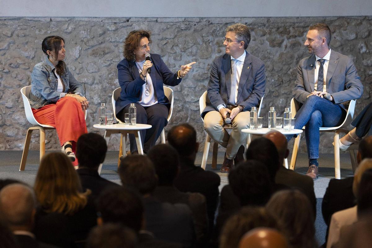 Acto en Sant Sadurní de presentación de la línea orbital ferroviaria, con la mesa redonda con los alcaldes (de izquierda a derecha): Marta Farrés, alcaldesa de Sabadell; Aurora Carbonell, alcaldesa de Sitges; Francisco Romero, alcalde de Vilafranca del Penedès; y Isidre Pineda, alcalde de Caldes de Montbui.