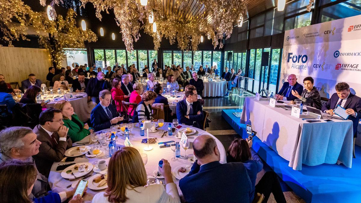 La Secretaria de Estado de Transportes, Movilidad y Agenda Urbana durante su intervención en el Foro Alicante celebrado en el restaurante El Maestral.