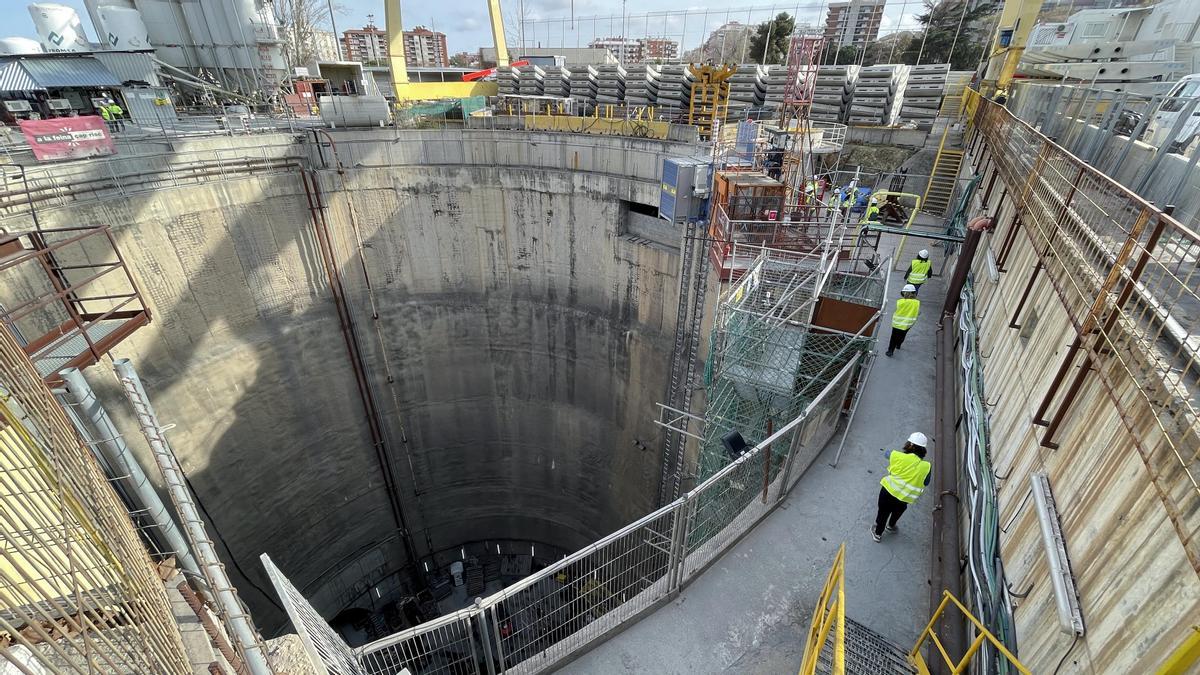 Pozo de Camp Nou para acceder a las obras de construcción del túnel de la L9 del metro de Barcelona.