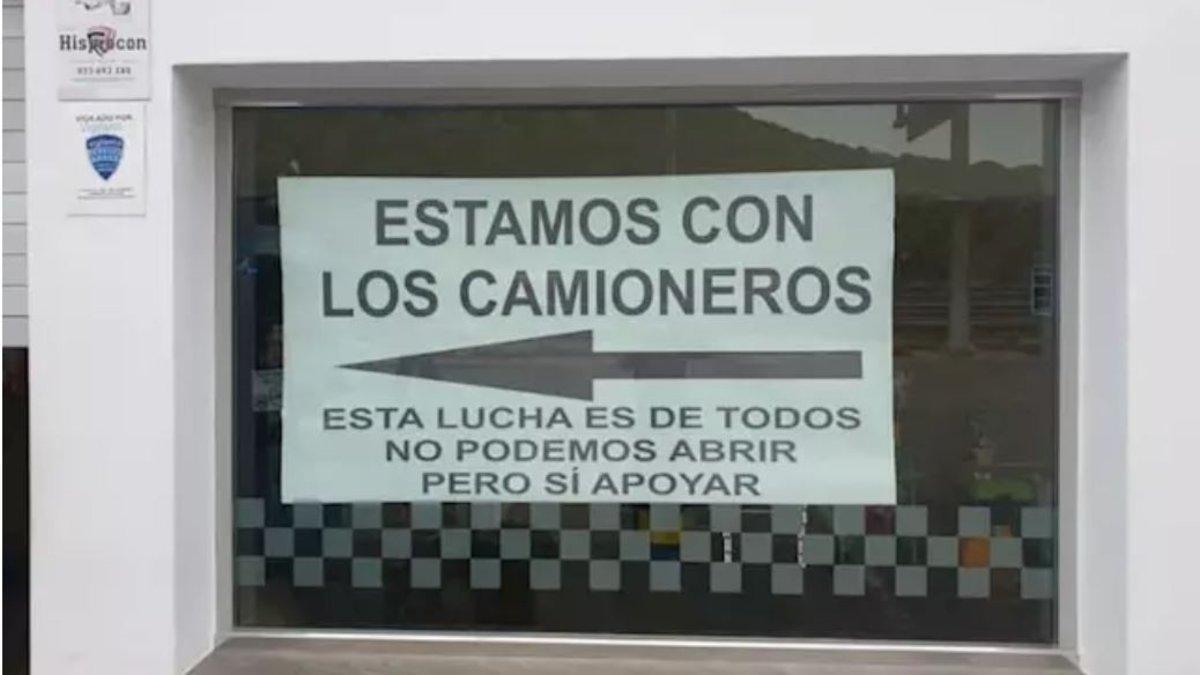 Cartel en el que se ofrece refrigerios gratuitos a los camioneros en el restaurante 'El Hacho', en la la localidad sevillana de Lora de Estepa, el 24 de marzo del 2020