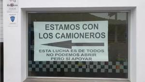 Cartel en el que se ofrece refrigerios gratuitos a los camioneros en el restaurante ’El Hacho’, en la la localidad sevillana de Lora de Estepa, este martes.