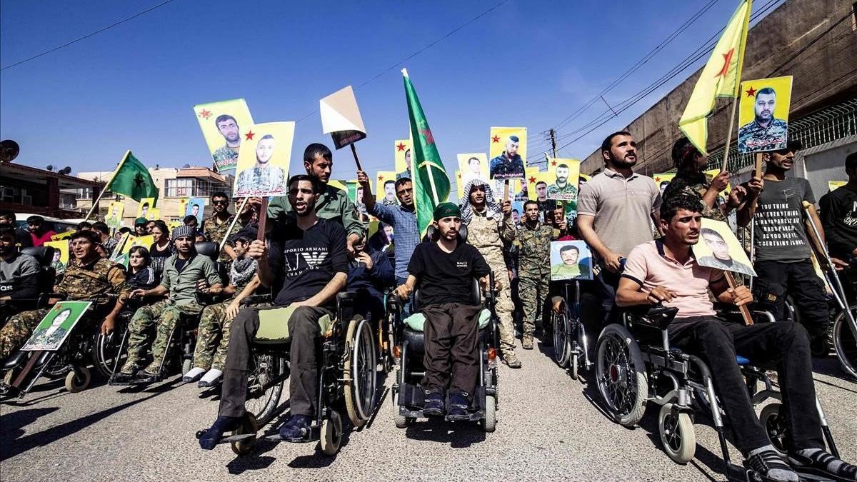 Milicias kurdas frente a la sede de Naciones Unidas en la ciudad de Qamishli, en el norte de Siria.