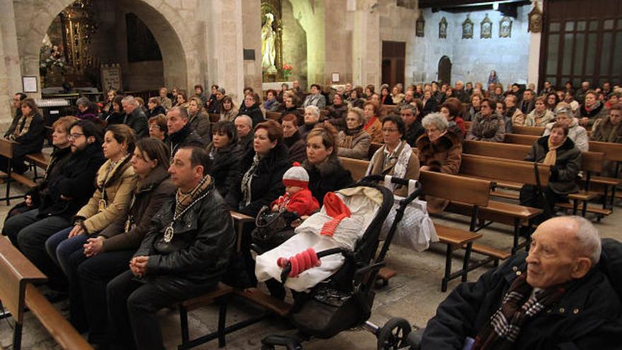 Los fieles llenan los bancos de la iglesia de San Vicente para seguir el acto.