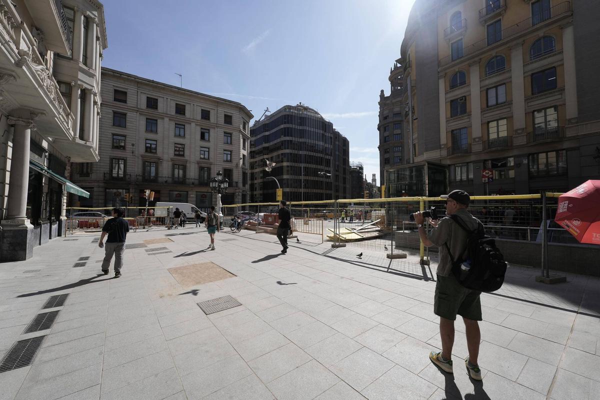 Barcelona 21/05/2025 Imágenes de cómo está quedando la zona de Jaume I, alrededor del metro. Este mes terminan las obras de pavimentación en el marco de las obras de Via Laietana. Fotografía de Ferran Nadeu
